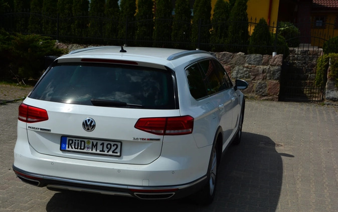 Volkswagen Passat cena 59900 przebieg: 221000, rok produkcji 2016 z Łobez małe 596